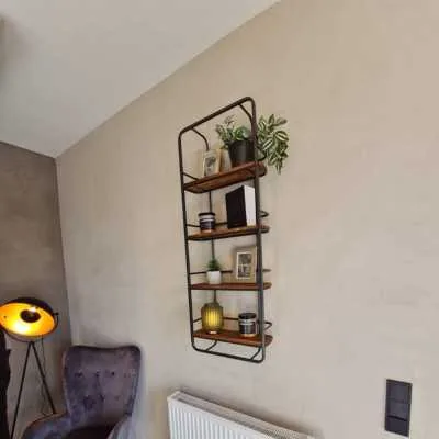 Wohnzimmerwand mit dekorativer Kalkspachtel-Technik in warmem Beige