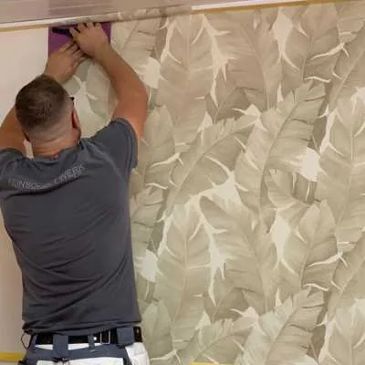Wand mit großformatiger Bananenblatt-Mustertapete, professionell tapeziert