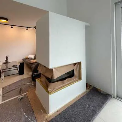 Frisch gestrichene Kaminwand im Wohnzimmer mit sauberen Kanten