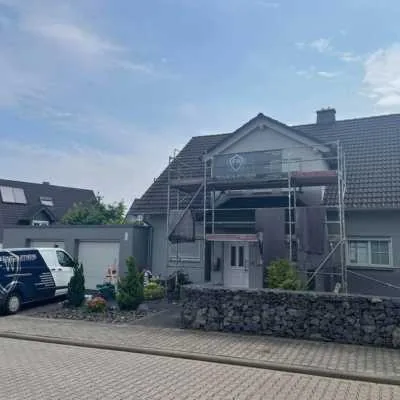 Modern gestaltete graue Fassade eines Einfamilienhauses in Andernach