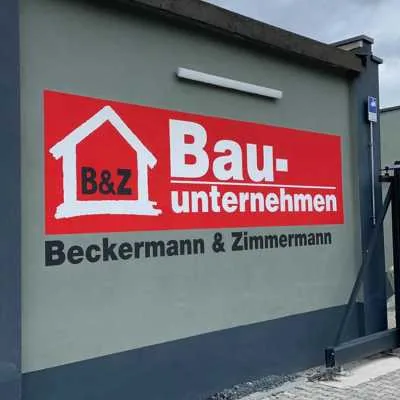 Salbeigrüne Fassade mit handgemaltem B&Z-Bauunternehmen-Logo in Lahnstein