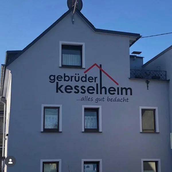Fassadenbeschriftung der Dachdeckerei Gebrüder Kesselheim