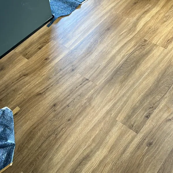 Reparierter Vinyl-Designboden in Eichenoptik
